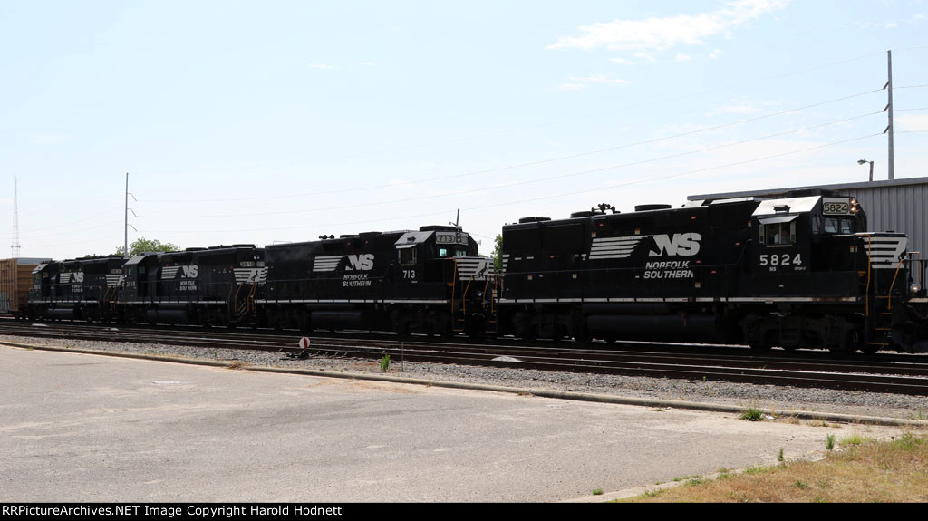 NS 5824 & NS 5833 bracket a slug set on train E60